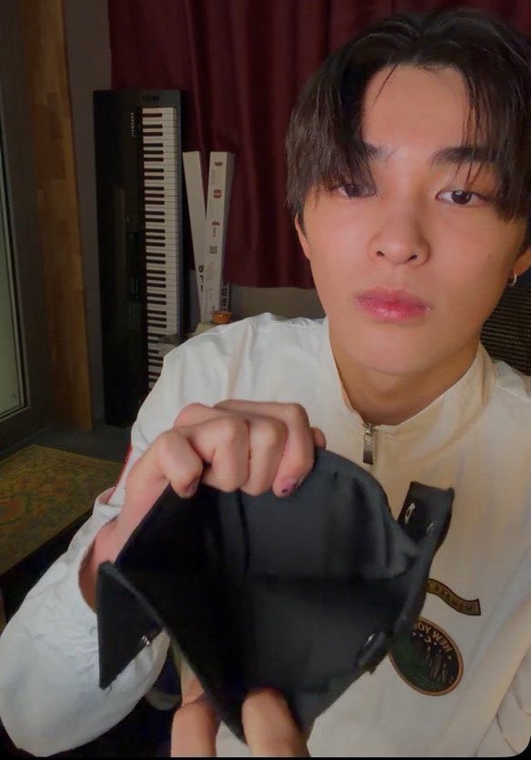 eomcoertis's tweet photo. Lightstick, merch and other things https://t.co/38gvFXxaS9