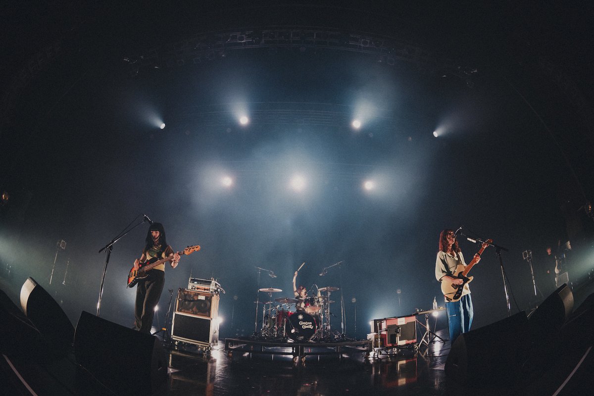 realsoundjp's tweet photo. ＼『ユイカ』presents『時計草』ライブ写真公開🌷／

📸写真ギャラリーはこちら（全26枚）
https://t.co/V5CGVOjV1D

『ユイカ』×サバシスター×Conton Candy
鳴り響いたガールズミュージックの化学反応――
『時計草』を振り返る！
@yuika_singuitar @saba_sister @Conton_Candy https://t.co/1bJcbHQsXY