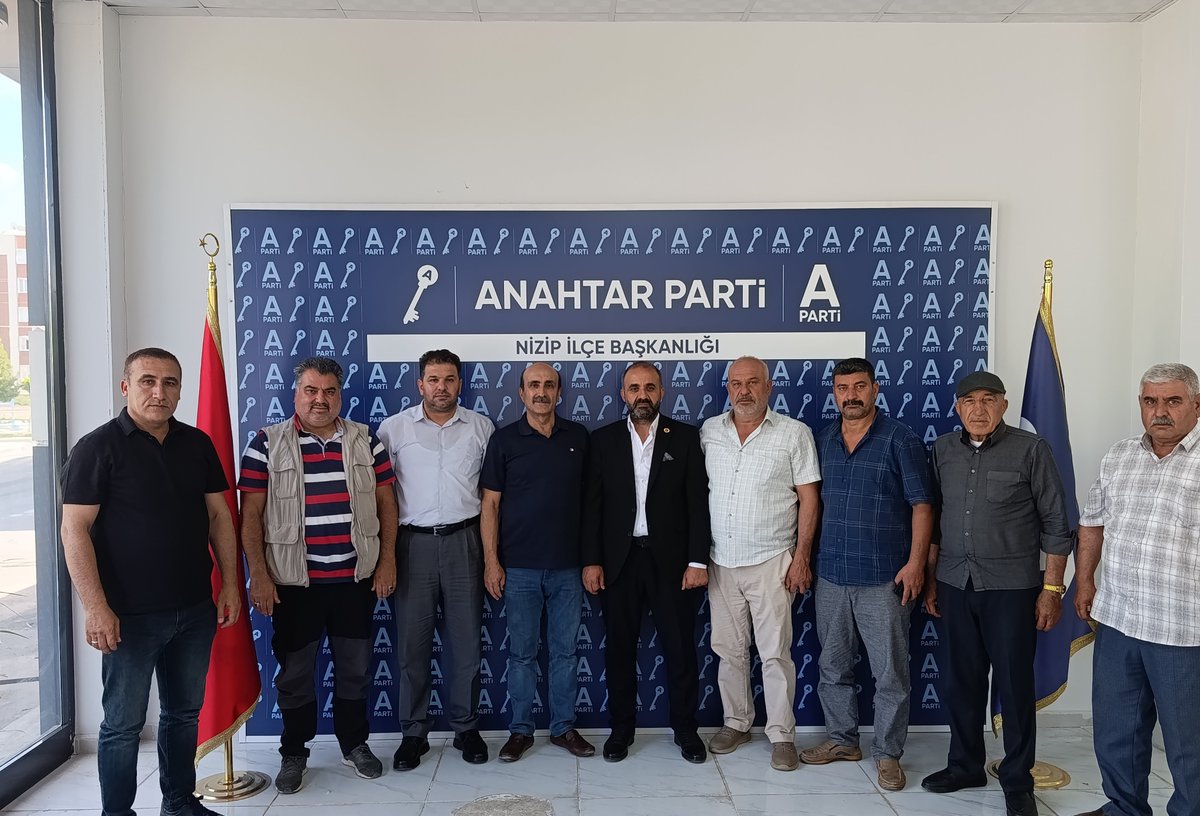 nizipaparti's tweet photo. Türkiye Muhtarlar Derneği Başkanı Sayın Osman Avcı ve kıymetli muhtarlarımız, Anahtar Parti Nizip İl��e Başkanımız Sayın İbrahim Halil Aykut'a hac ibadetini tamamlayarak yurda dönmesi vesilesiyle hayırlı olsun ziyaretinde bulundular. https://t.co/vTobafn5Xu
