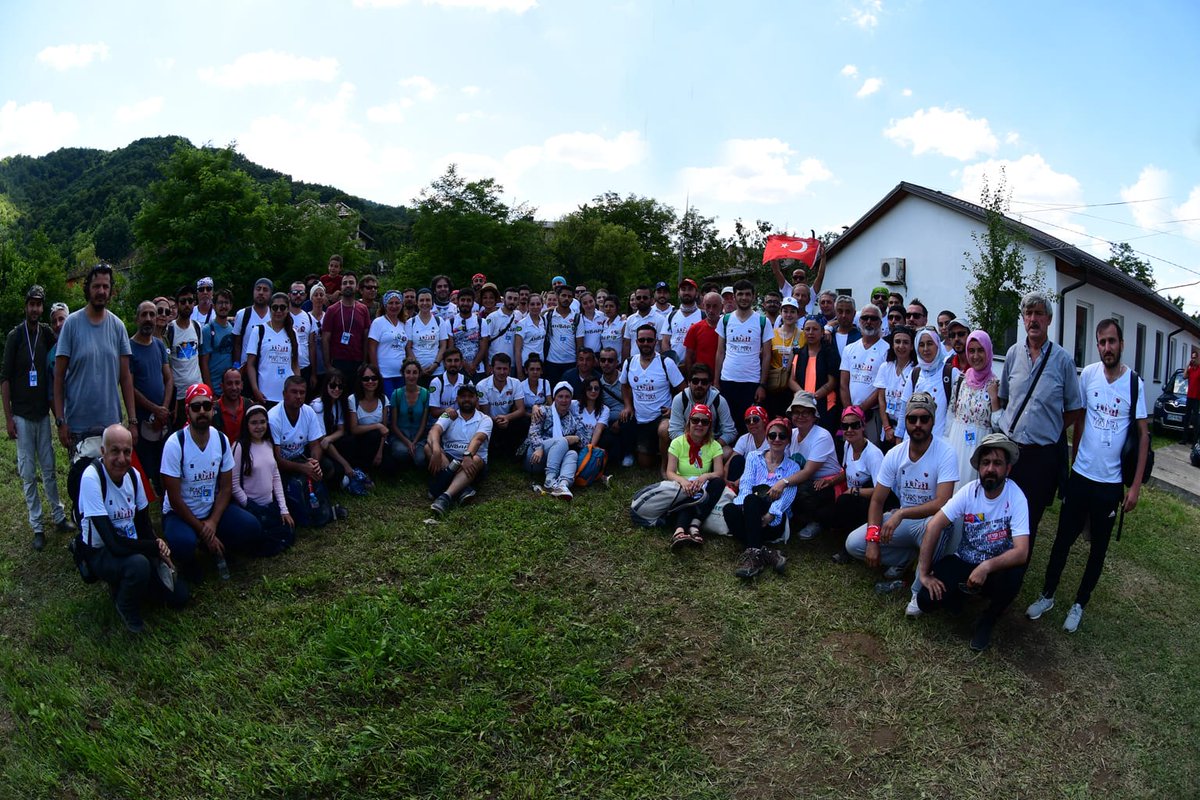 NEJDETBAS's tweet photo. Mars-Mira yürüyüşü 2019
8.372 çığlık!
Avrupa'nın ortasında dünyanın gözü önünde modern tarihin en büyük soykırımı Srebrenitsa'da yaşandı. 
1425 gün süren bu kuşatma sonrası Hollandalı askerlerin teslim ettiği 8.372 Müslüman katledildi, bu ölenlerden 1.601’i çocuktu. https://t.co/UBfQR45nQO