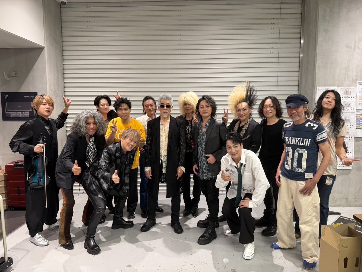 ROOTS_TravelTV's tweet photo. 昨日はROOTS感謝祭に
ご来場ありがとうございました🎪🫰🏻🎤

予想を上回る大盛り上がりを見せ
大成功でした🥂🎉

シーズン2が1日でも早く始められるようにスタッフ一同頑張りますので
今後ともよろしくお願いします🙌✨

集合写真をお届けします📷 ́͏̖-

#ROOTS 
#原田喧太
#赤坂晃 https://t.co/rufN07f6jj