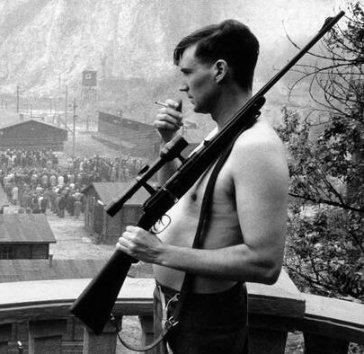 Spreebabylon's tweet photo. Kein Unterschied - nur 90 Jahre dazwischen. https://t.co/ynCzvXSm30