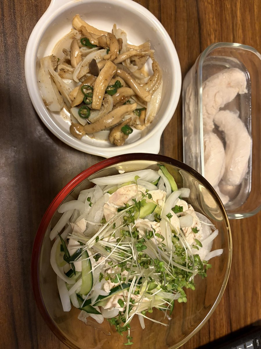 vtechumaropupu's tweet photo. 晩酌の準備🍻
薬研軟骨としめじのスパイシー炒め
エスニックサラダはパクチーいれるの忘れたの今気付いた🌿
ささみストックも作ったよ〜筋トレ捗る🏋️ https://t.co/HhOxdBO0YF