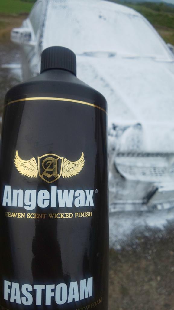 NOBU415105's tweet photo. 洗車します😊
Anglewax
FASTFOAM
ぶっかけ😎✨

 #お部屋ガレージ
 #洗車
 #Anglewax
 #FASTFOAM
 #シャンプー https://t.co/meRzqCU4uM