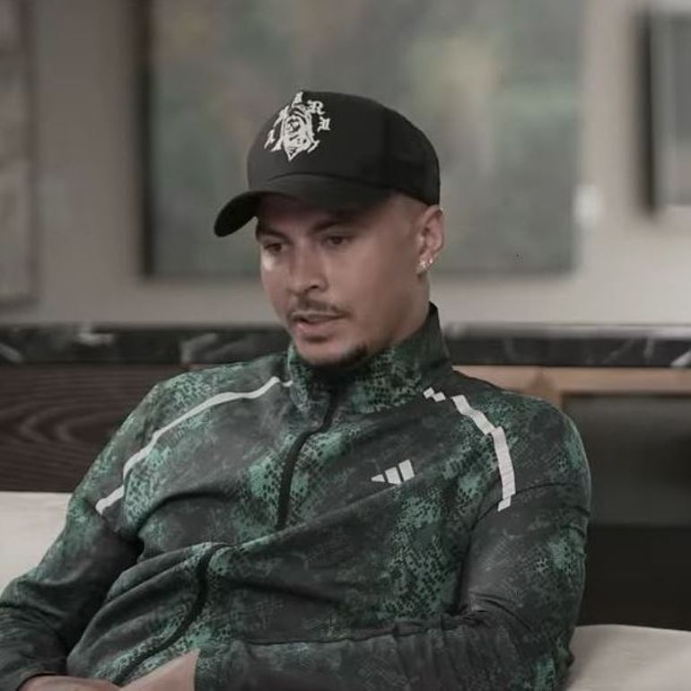 CalcioTurkey's tweet photo. 🗣️ Dele Alli: "6 yaşındayken annemin eve sık sık gelen bir arkadaşı tarafından taciz edildim. Annem bir alkolikti.

Daha sonra disiplin kazanmam için Afrika'ya gönderildim. 7 yaşında sigara içmeye, 8 yaşında ise sigara satmaya başladım. Yaşlı bir adam, bisikletli bir çocuğun durdurulmayacağını söyledi. Bu yüzden sırt çantamda futbol topumla etrafta dolaşırdım; topun altında ise sigaralar olurdu. 

11 yaşındayken bir köprüden sarkıtıldım. 

12 yaşında evlat edinildim ve o andan itibaren harika bir aileye kavuştum. Daha iyi insanlar isteyemezdim. Tanrı iyi insanları yarattıysa, onlar o insanlardı." (The Overlap)