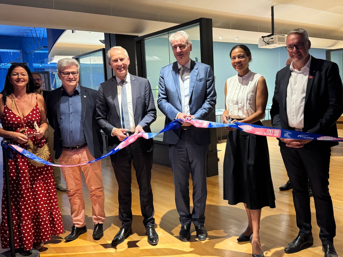 Prefet53's tweet photo. Économie de la Mayenne | Filière laitière

#Culture #Patrimoine #Agriculture #Mayenne

[03/07] La Cité du Lait, à Laval, accueille une nouvelle exposition : « Aux quatre coins du lait », consacrée aux cultures laitières à travers le monde.

🥛 Photographies, objets, vidéos et dispositifs de médiation permettent de découvrir la diversité des traditions, des gestes et des savoir-faire liés au lait. L’exposition est ouverte au public jusqu’au 2 janvier 2027.

🇫🇷 Nadège Baptista, préfète de la #Mayenne, était présente pour l’inauguration, aux côtés des parlementaires, des élus locaux, d’Emmanuel Besnier, président de Lactalis, et des acteurs économiques du territoire.

🐄 En Mayenne, le lait constitue une filière majeure, au cœur de l’identité agricole, économique et patrimoniale du département, 4⃣e producteur laitier de France.

L’État demeure attentif à l’accompagnement de cette filière structurante pour les territoires ruraux.