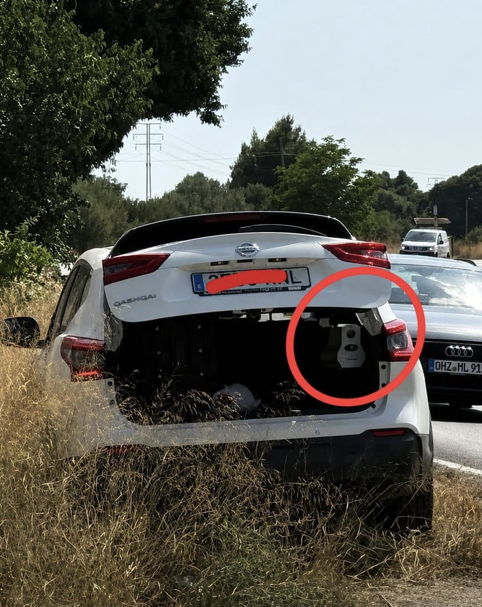 CesarSinde's tweet photo. Nueva forma de robarte:

Colocan en coche en paralelo a la carretera, pero en sentido contrario

Dejan el maletero a medio abrir con el mini radar

Es por tu seguridad. Porque ya se sabe que las carreteras están en su mejor estado de la historia para que no tengas un accidente https://t.co/hKaueQjEOv