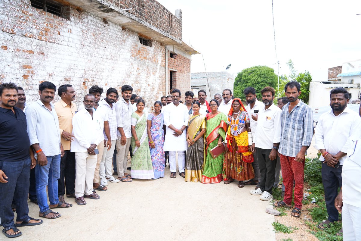megmrmla's tweet photo. దేవరకద్ర నియోజకవర్గంలోని భూత్పూర్ మండలం పెద్దతాండ గ్రామపంచాయతీ పరిధిలోని లోక్య తాండలో నూతనంగా నిర్మించుకున్న పలు ఇందిరమ్మ ఇండ్ల గృహప్రవేశ మహోత్సవాల్లో పాల్గొని లబ్ధిదారులకు హృదయపూర్వక శుభాకాంక్షలు తెలియజేశాను. తండా ప్రజలు చూపిన ఆప్యాయత, అభిమానానికి నా హృదయపూర్వక ధన్యవాదాలు. ప్రతి పేద కుటుంబానికి సొంతింటి ఆనందం చేరేలా ప్రజా ప్రభుత్వం కట్టుబడి ఉంది.