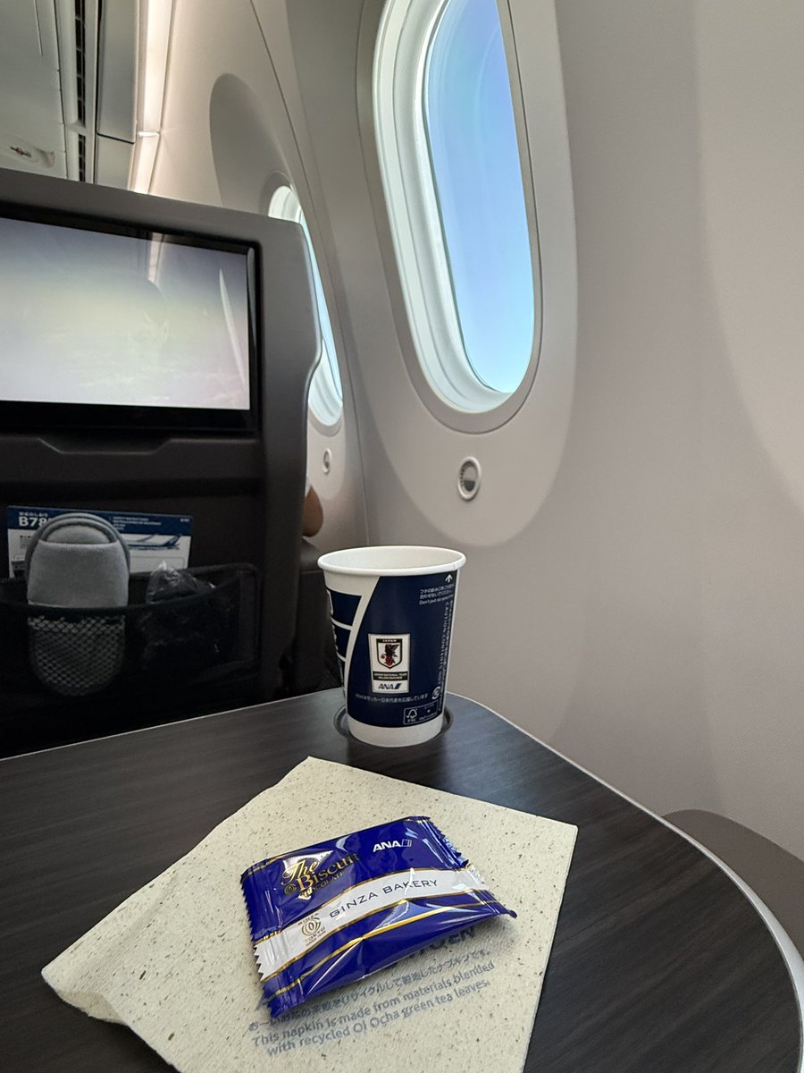 senrigawa1's tweet photo. JAL•ANA平会員いつもの沖縄旅①⑦
 
お楽しみの機内食🤤
一昨年グレードアップで初めてプレミアムクラス乗ったのは羽田便だっので噂の
早食い競争🍱
今日はゆっくり食べられました😆

食後のまったりタイム😌
もう九州の東まで帰ってきました

#ANA #ファーストクラス https://t.co/rIV6orgwXy