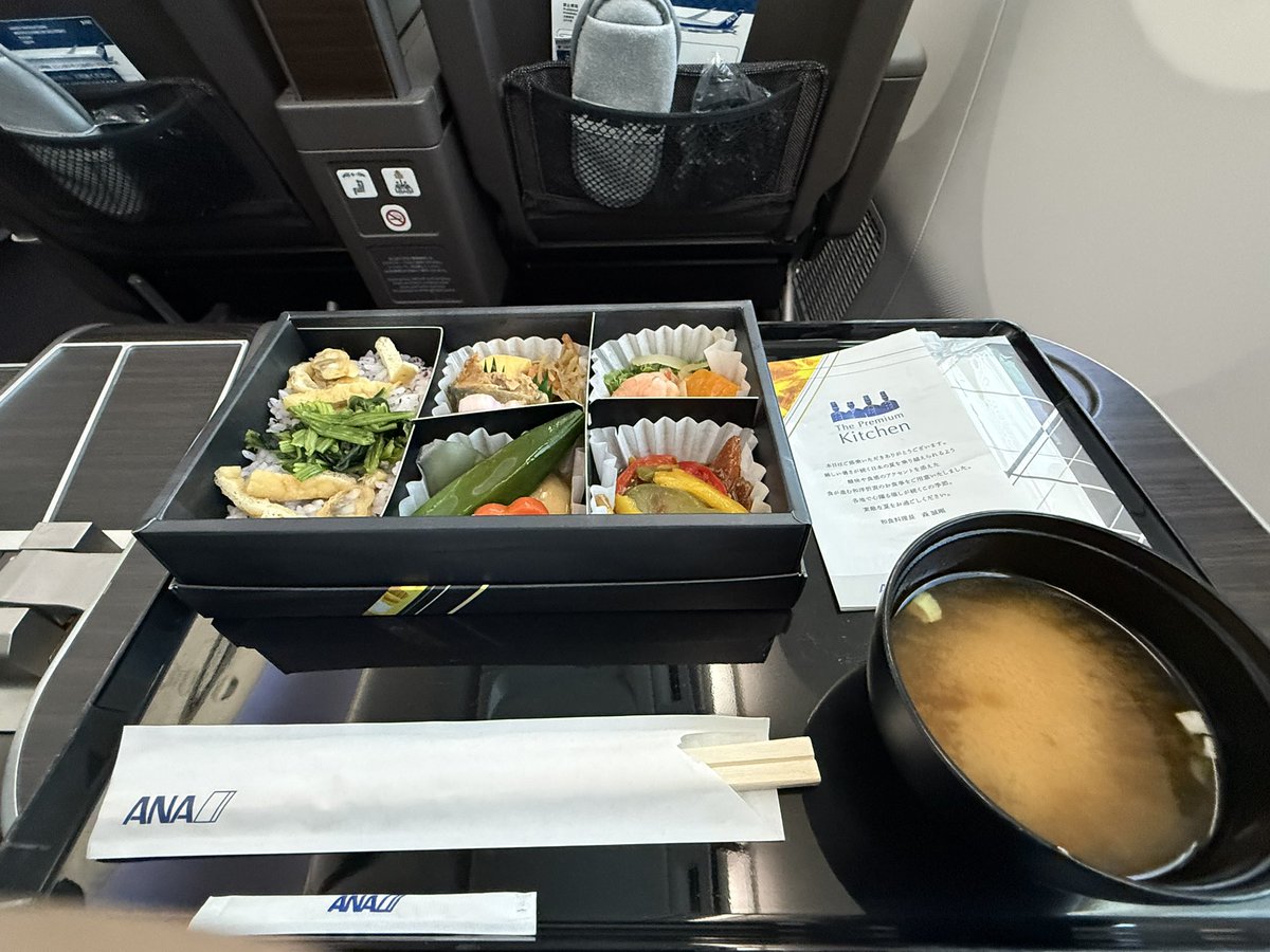 senrigawa1's tweet photo. JAL•ANA平会員いつもの沖縄旅①⑦
 
お楽しみの機内食🤤
一昨年グレードアップで初めてプレミアムクラス乗ったのは羽田便だっので噂の
早食い競争🍱
今日はゆっくり食べられました😆

食後のまったりタイム😌
もう九州の東まで帰ってきました

#ANA #ファーストクラス https://t.co/rIV6orgwXy