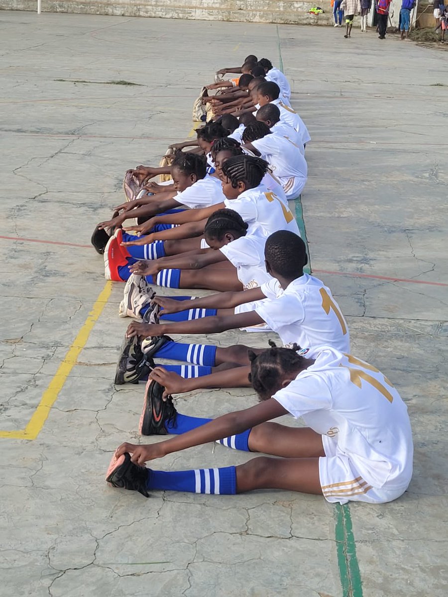 ManosUnidasONGD's tweet photo. ⚽💙 ¡Diez años transformando vidas en Angola junto a la Fundación Real Madrid! @Fun_Realmadrid 

Gracias a esta alianza y al trabajo de nuestro socio local, las Esclavas del Divino Corazón, más de 380 niños, niñas y adolescentes encuentran en el deporte una oportunidad para estudiar, aprender y crecer en una escuela sociodeportiva.

El proyecto ha contribuido a fomentar la convivencia entre jóvenes procedentes de familias retornadas de campos de refugiados de diferentes comunidades favoreciendo la convivencia pacífica en un contexto de conflicto.

Nuestro socio local lo resume así: "La escuela deportiva es una bendición".

Puedes leer la noticia aquí: https://t.co/XkkuaZ2T0M

#AlimentaLaPaz