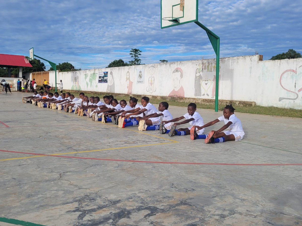 ManosUnidasONGD's tweet photo. ⚽💙 ¡Diez años transformando vidas en Angola junto a la Fundación Real Madrid! @Fun_Realmadrid 

Gracias a esta alianza y al trabajo de nuestro socio local, las Esclavas del Divino Corazón, más de 380 niños, niñas y adolescentes encuentran en el deporte una oportunidad para estudiar, aprender y crecer en una escuela sociodeportiva.

El proyecto ha contribuido a fomentar la convivencia entre jóvenes procedentes de familias retornadas de campos de refugiados de diferentes comunidades favoreciendo la convivencia pacífica en un contexto de conflicto.

Nuestro socio local lo resume así: "La escuela deportiva es una bendición".

Puedes leer la noticia aquí: https://t.co/XkkuaZ2T0M

#AlimentaLaPaz