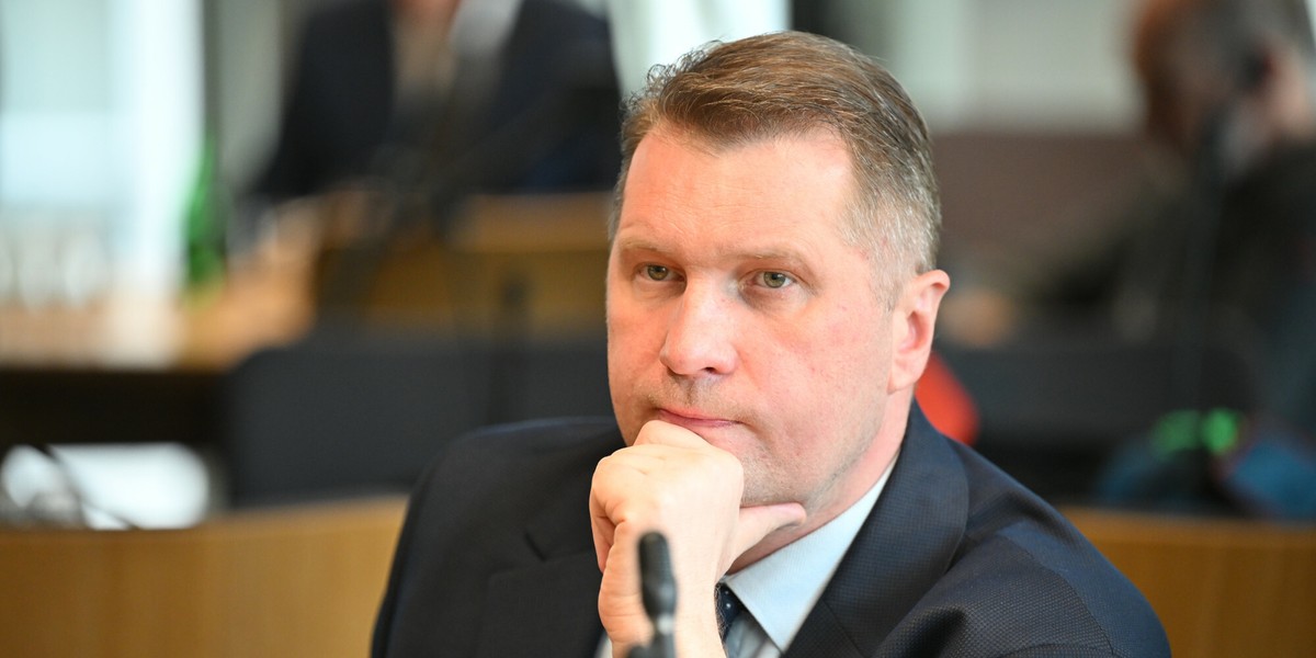 PremierCzarnek's tweet photo. Przemysław Czarnek ostro ocenił decyzję rządu o przekazaniu Ukrainie pocisków PAC‑3, nazywając sprawę „skandalem” i rozbrajaniem Polski w czasie realnego zagrożenia. Podkreślił, że taki sprzęt powinien być przekazywany wyłącznie za zgodą prezydenta https://t.co/5PKXVy8Wzs