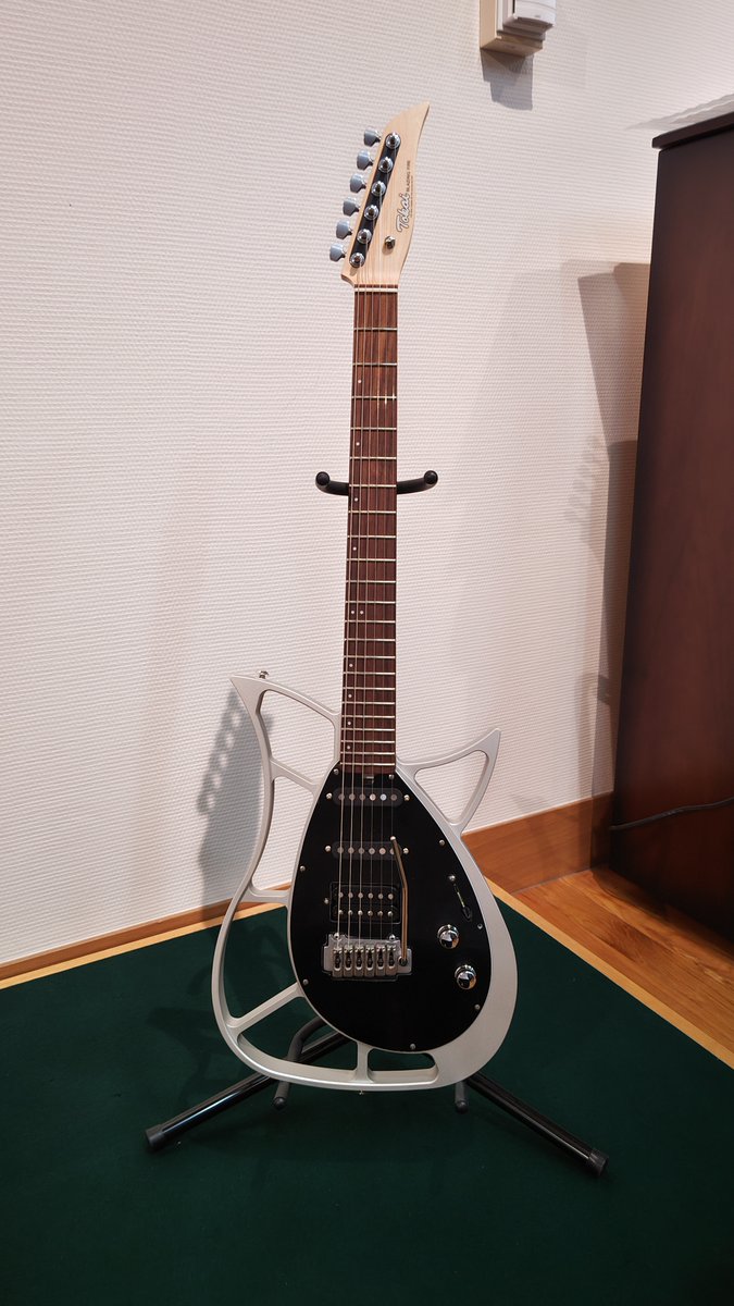 gakkihaku's tweet photo. 【#休館中のがっきはく】
＼新・体験エリア計画📢／

再オープンまであと3⃣日！！
そんな今日は、#東海楽器製造株式会社 さんより、#TALBO を体験楽器としてお貸しいただきました！🎸

メタリックでおしゃれなデザインのボディがとってもかっこいいです✨
楽器博物館ではエレキギターの体験可能楽器は初めて！職員も触ってみたくてうずうず…🥴

今までにない新しい体験満載の体験楽器エリアが皆様をお待ちしています✋
いよいよ今週の土曜日、ぜひ楽器博物館にお越しくださいね！🏃

#浜松市楽器博物館
#開館準備中
#エレキギター
#体験楽器
#guitar
#electricguitar
#talbo
