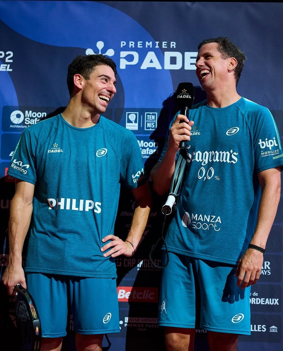 ChoqueDeVoleas's tweet photo. Francisco Jesús Navarro Compán no posee el mayor palmarés de la historia, pero sí un récord que habla de una virtud extraordinariamente compleja de encontrar en el pádel. 

Ha sido campeón junto a ocho compañeros diferentes. Ocho estilos, ocho personalidades, ocho formas de entender el pádel que terminaron convergiendo alrededor de un mismo denominador común.

Porque Paco no solo gana partidos; moldea y potencia jugadores. Es un cincel que, a golpe de exigencia, va retirando todo aquello que sobra hasta dejar al descubierto la mejor versión de quien tiene al lado.

Su manera de hacerlo, eso sí, nunca ha sido convencional. Quien decide compartir pista con él sabe perfectamente a qué se expone. 

A una mirada que pesa más que mil palabras. A un par de juegos de silencio absoluto. A un gesto de desaprobación, a una mueca de frustración o incluso a ese warning forzado deliberadamente como llamada de atención.

Su comportamiento es mejorable, y él lo ha dicho siempre. Pero reducir al sevillano únicamente a esos momentos es injusto. 

Detrás de esa superficie áspera existe una inteligencia competitiva extraordinaria, una capacidad sinigual para detectar cuándo un compañero necesita un empujón, cuándo debe elevar su nivel y cuándo la comodidad empieza a convertirse en el peor enemigo del rendimiento. 

Exige mucho porque sabe que el potencial rara vez aparece sin presión.

Si eres lo suficientemente maduro para entender que sus gestos no son personales y lo bastante fuerte de cabeza para no romperte cuando aprieta, el premio suele llegar. 

Pacorro no convierte el plomo en oro por arte de magia; simplemente obliga al metal a soportar temperaturas que pocos están dispuestos a resistir. Ahí reside su mayor virtud. No solo juega a un nivel superlativo, sino que consigue elevar el ecosistema competitivo de quienes le rodean. 

Quizá por eso resulta tan injusto el juicio que parte de una fotografía en lugar de contemplar toda la película. Lo que os repito siempre del contexto. 

Mucha gente empieza a ver los partidos completos en cuartos de final o, directamente, en semifinales, justo cuando a este tipazo de 37 años le toca enfrentarse a Tapia-Coello o Chingalan. 

Es entonces cuando aparecen la frustración, las caras largas y ese lenguaje corporal que tantos titulares genera. Quien solo presencia esos partidos concluye que está acabado, que ya no tiene nivel y que además es un mal compañero. 

Pero olvidan que quien ya ha conquistado la cima también debe convivir con la cruda realidad de que el tiempo no perdona. Un proceso muy jodido. 

Y, sobre todo, se pierden lo que ocurre en los partidos de dieciseisavos y octavos en los que sigue impartiendo auténticas masterclass de pádel, dominando con autoridad y mostrando una actitud muy distinta a la caricatura que algunos han construido.

Paquito fue número uno del mundo. El gran impulsor del crecimiento del pádel español cuando este deporte todavía estaba lejos de la dimensión actual, dominado por argentinos. 

Y ahora, en el tramo final de una carrera irrepetible, sigue demostrando que su mayor legado no son únicamente los trofeos, sino las personas a las que ha ayudado a competir mejor. 

Di Nenno, muy lejos de su nivel habitual durante meses, ha vuelto a respirar competitivo de la mano de su amigo Pedazo. 

Han llegado las primeras semifinales del año y, con ellas, la sensación de que el argentino vuelve a reconocerse sobre la pista. ¿Casualidad? Quizá. 

Pero cuando un mismo fenómeno se repite una y otra vez con compañeros distintos, deja de ser casualidad para convertirse en una firma. 

Esa firma es la del Huracán del Barrio de Los Remedios: un competidor imperfecto, sí; incómodo muchas veces, también; pero extraordinariamente capaz de sacar de los demás aquello que ni ellos mismos sabían que llevaban dentro.

📸📎