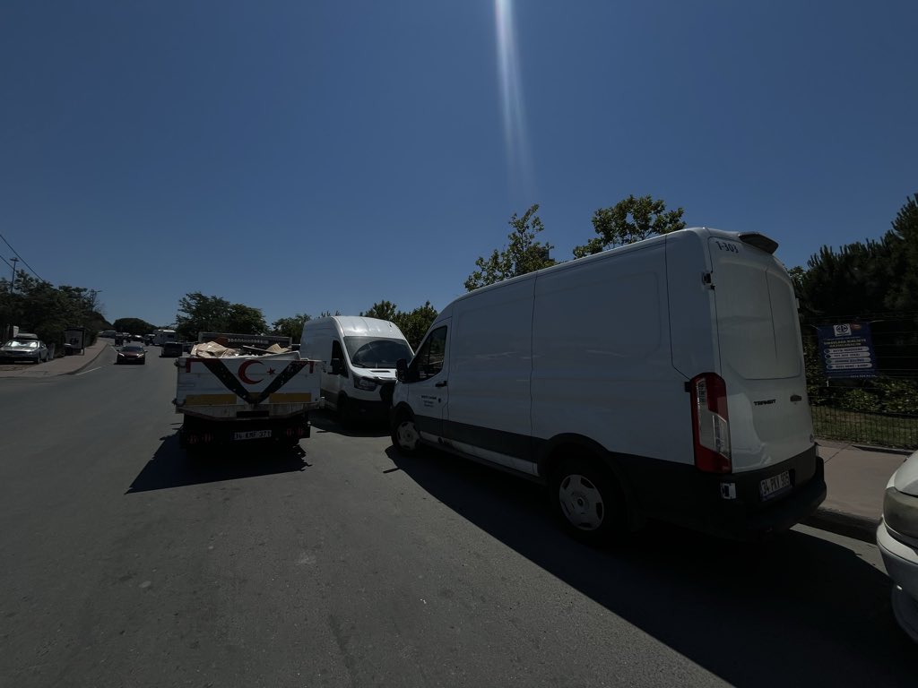 didocaramel's tweet photo. @TrafikEgm Narin köprüsü Baltalimanı tarafında sürekli otobüs durağı bu halde gelen otobüs ve minibüsleri görmekte zorlanıyor ve kaçırıyoruz hiç bir müdahale edilmiyor yazın ayrı kaşın ayrı bu çileyi çekiyoruz. @ibbzabita @IBBcozummerkezi https://t.co/KRm7kAWQrw