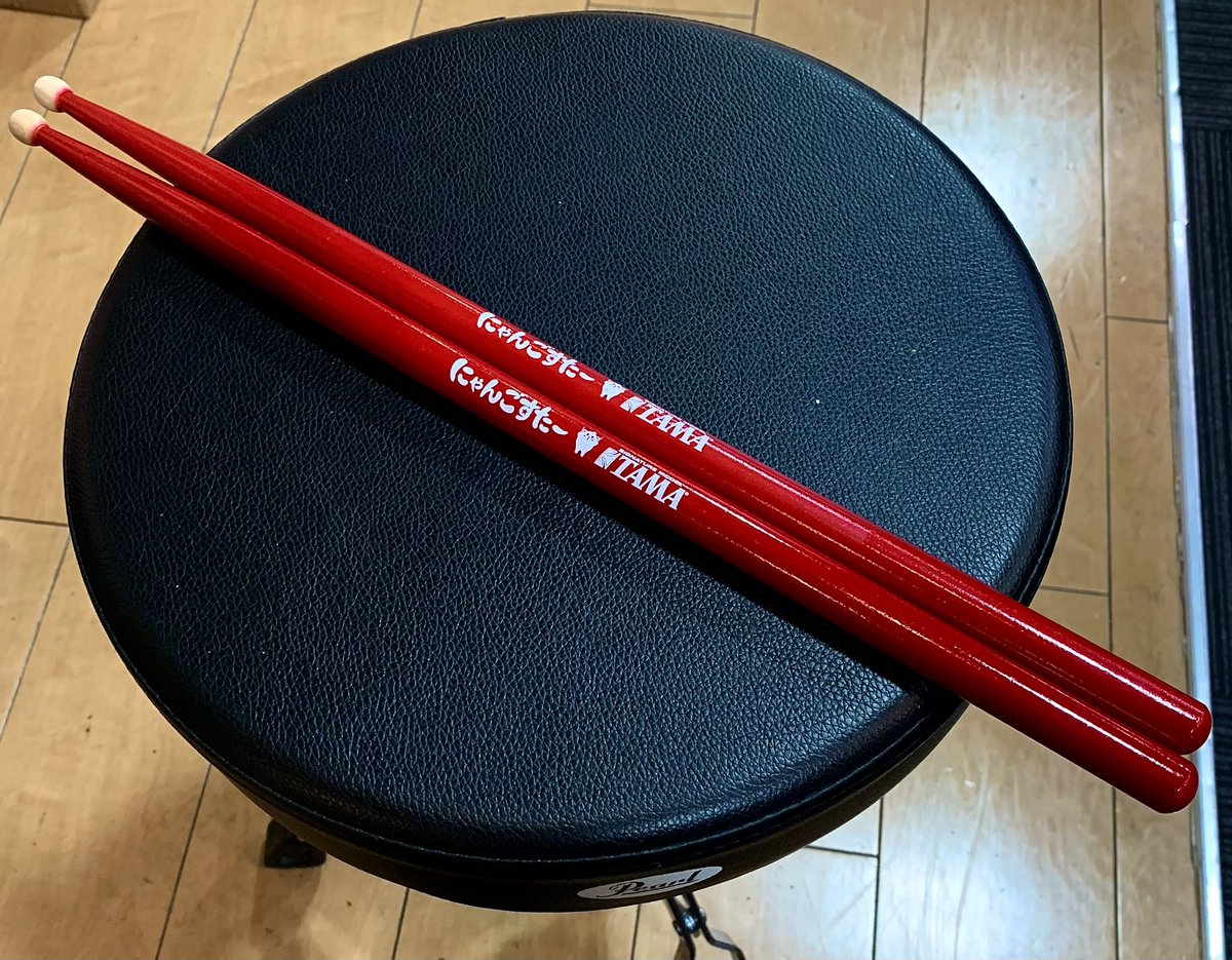 drumstation_akb's tweet photo. TAMA M-NYAN [にゃんごすたーモデル]

青森県のゆるキャラ・にゃんごすたーのシグネチャードラムスティック。
TAMAのシグネチャーモデルとしては初のメイプル材を使用。

材質: メイプル
グリップ径: 15mm / 長さ: 405mm
フィニッシュ: レッド(チップ部は除く) https://t.co/NNiqGp8sRg