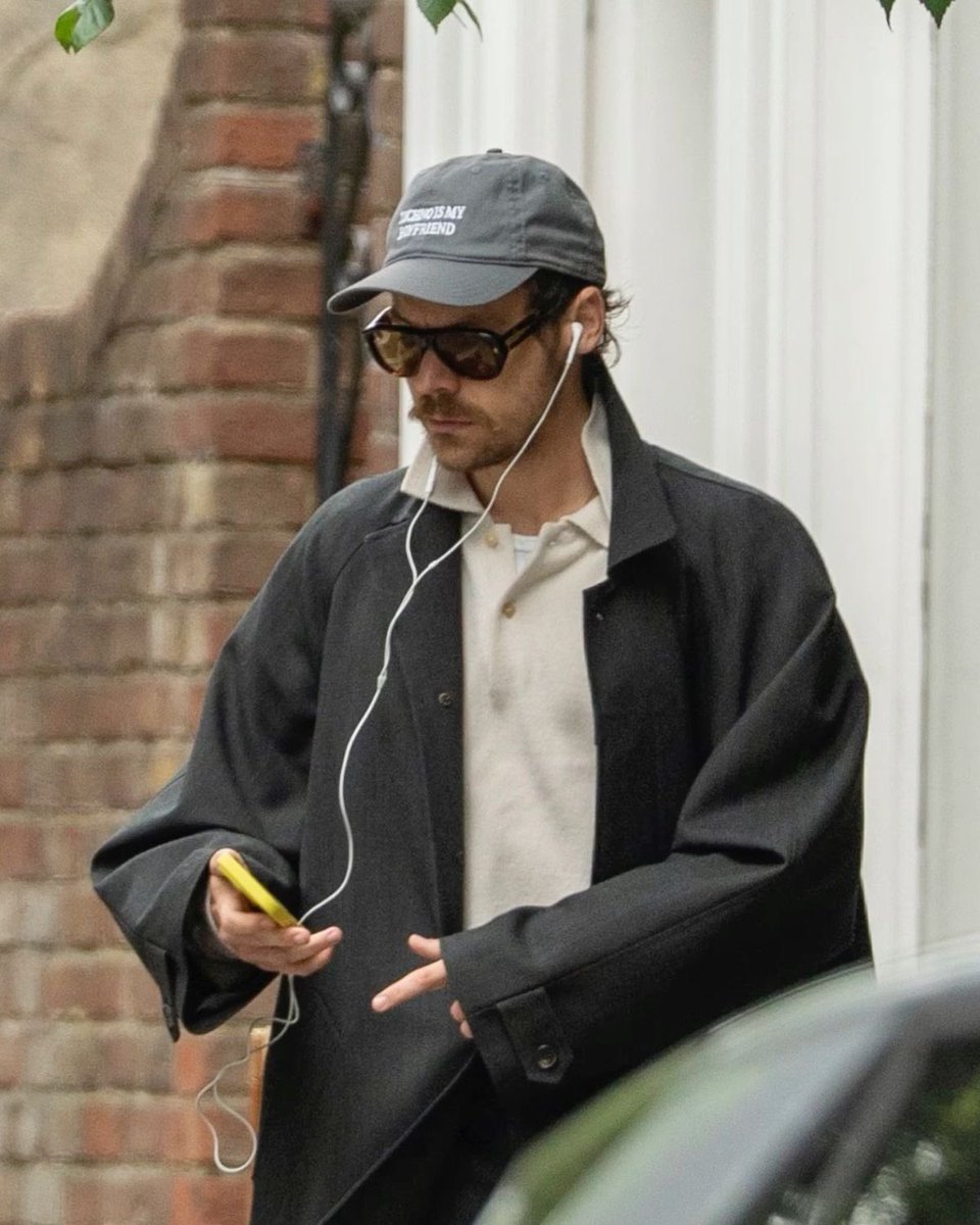 btarrys's tweet photo. this man wrote and recorder pop thats so hot https://t.co/GXEEPXIS5p