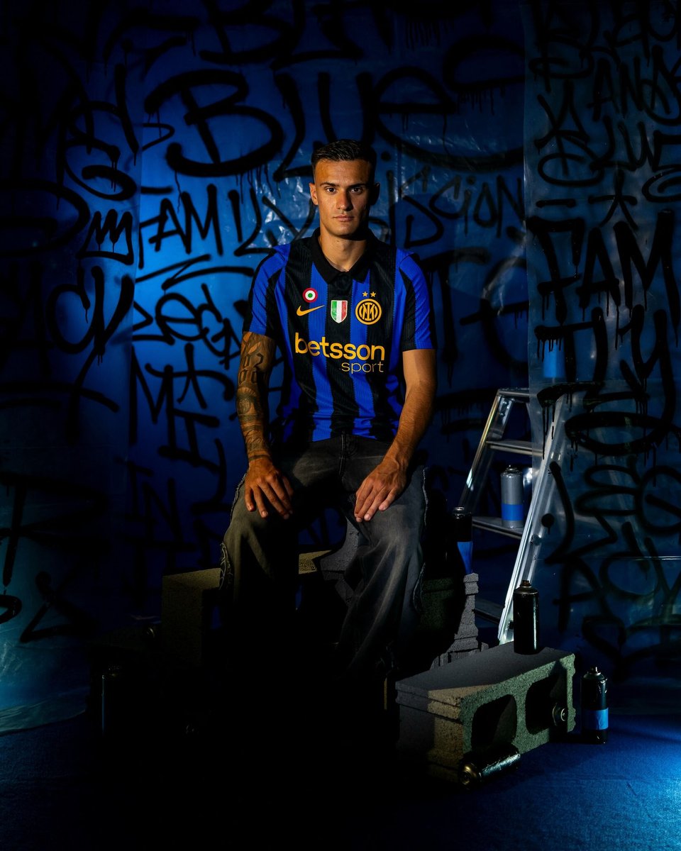 Inter's tweet photo. Dietro Signature #1 📸⚫🔵 https://t.co/Fo7Po8xBfn