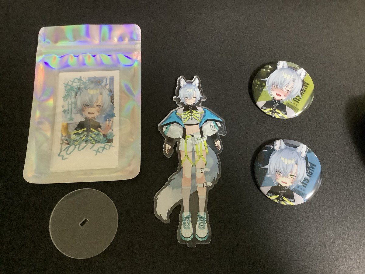 V4R4mnhesu91824's tweet photo. グッズ届きました！！
ありそうで無かったLive2Dのモデルを使ったグッズ！これで２４時間 いつものみるすを堪能できるぜ👀
チェキ風カードも４枚ありますが、入ってた袋が可愛かったので袋ごとﾊﾟｼｬﾘ📷🌟

#見て見るす https://t.co/gnePOy8KmP