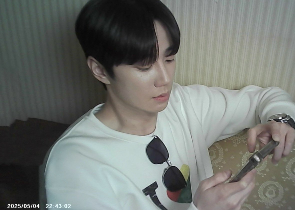 L2eb2rty's tweet photo. 내 미래의 딸이 이거보고
엄마 첫사랑이야? 이러고물어볼듯
그럼 난 미소를 지으며 아련한 표정을 짓겟지 https://t.co/WRzm4gDa69