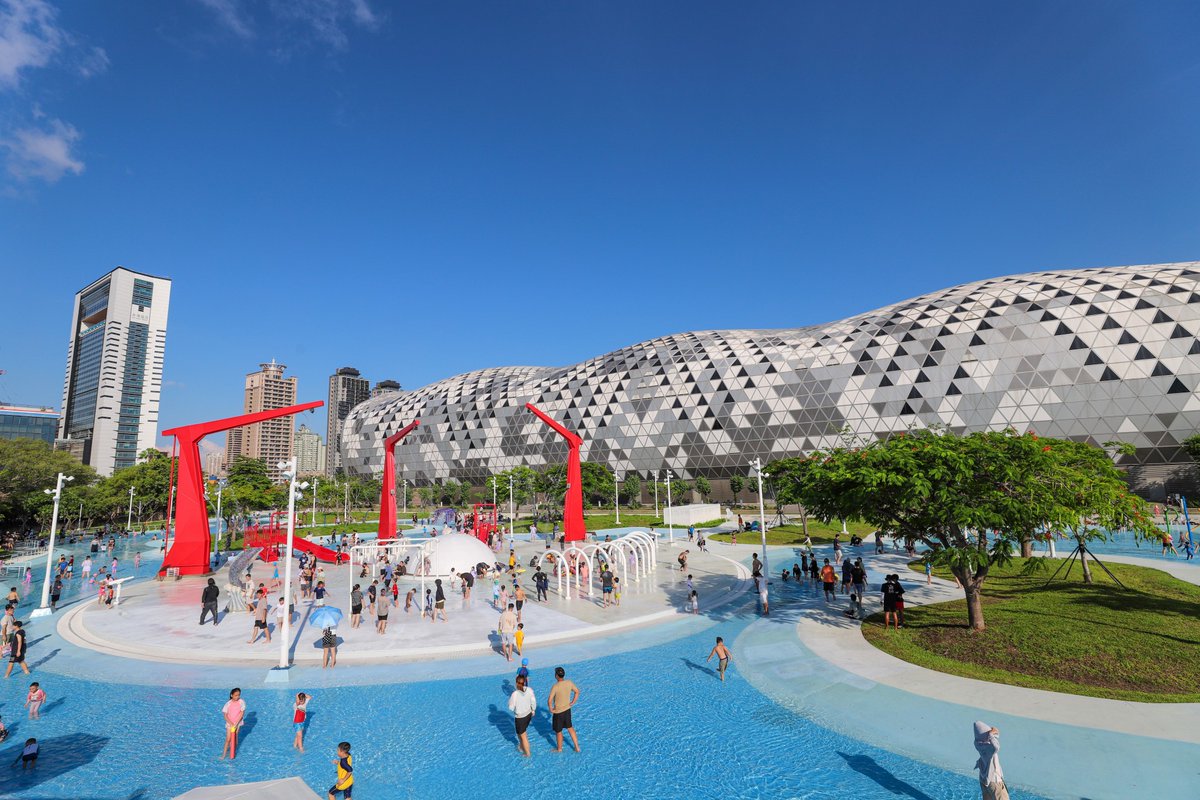KaohsiungCity's tweet photo. The splash area at Singuang Riverside Park has officially returned! 

Have an experience of our newly-upgraded dual attractions, including water slides and swings.

Parents can unwind while the kids burn off energy, making it the perfect destination for quality family time. 🎉 https://t.co/X0DB9trPxe