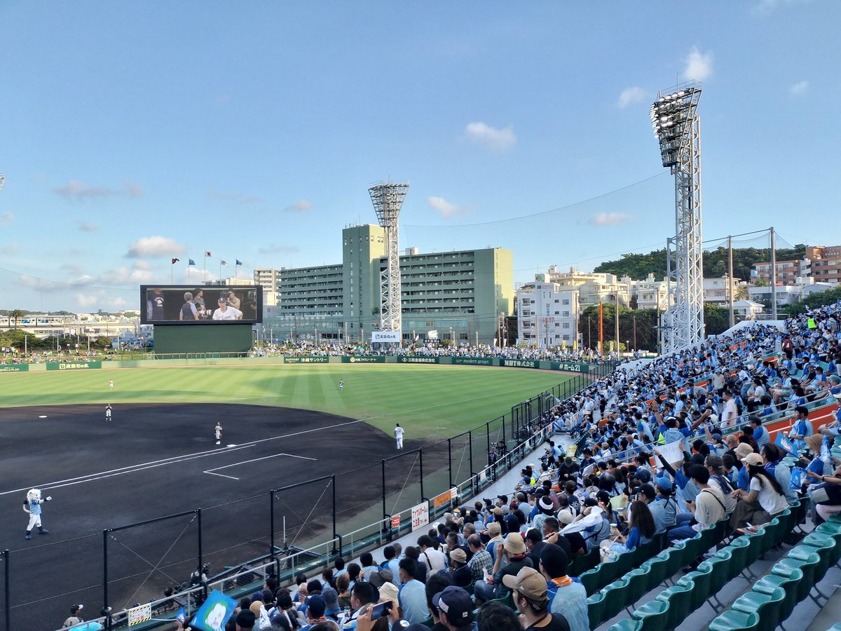 igatastu's tweet photo. こんにちは！
沖縄県那覇市の沖縄セルラースタジアム那覇で、プロ野球西武対楽天戦のプレイボールに間に合いました🎉
1回の表、先発は楽天・岸、ライオンズは渡邉です！
沖縄特製ユニフォームももらっちゃいました✨ さあ、楽しもう🥰️ https://t.co/sHW5BqUo1f