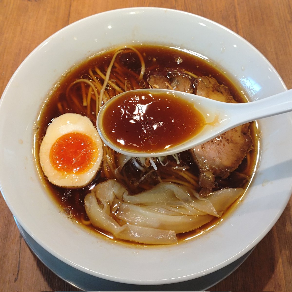 dadadahappy84's tweet photo. 焼津　麺創房LEOさん🦁

かけ茜
限定も有ったけどレギュラーで新醤油ロットを楽しみたくて茜🍜✨
醤油独特のツンとくる塩味ではなく円やかな感じの中に醤油の風味が凄く旨い🤤
以前もだか、更に飽きずにスープを飲み続けいれる(笑)
自家製麺との相性も抜群で日々進化しているから凄いですよね👏 https://t.co/I7OqDicv3o