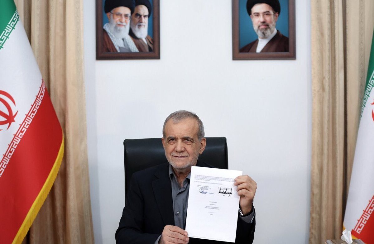mh_chavoshi's tweet photo. قالیباف بندهای نقض شده رو توییت میکنه؛
پزشکیان بجای تهدید دشمن، چرت و پرت مینویسه!
ترامپ میگه تفاهم‌نامه پایان یافت؛ آن‌ها پست، شرور و خشن هستند.

ببینید وفاقیون احمق
ببینید غرب زده‌های نفهم
ببینید قالیباف پرست‌های ساده

 دوماه با افتخار به امریکا فرصت دادین و گند زدین… https://t.co/1YdxvVaAkk
