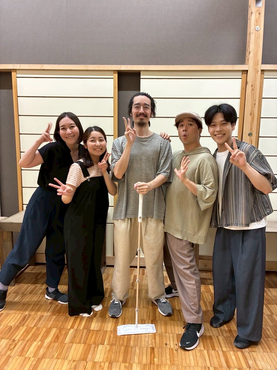 jazz02dan's tweet photo. 「僕と彼女と物憂げな傘」本日も稽古でした☂️
輪郭が見え始めてきて、作品の素敵なところが沢山見つけられていく日々です。
皆様とのやり取りで自分が生き生きしてくる瞬間がたまらなく好き☺️

同じ回に出演する皆様と写真を撮りました📷
まだ数回だけど皆さんが愛おしく感じてきてます
#朝ミュ https://t.co/R4NTPrFWhf