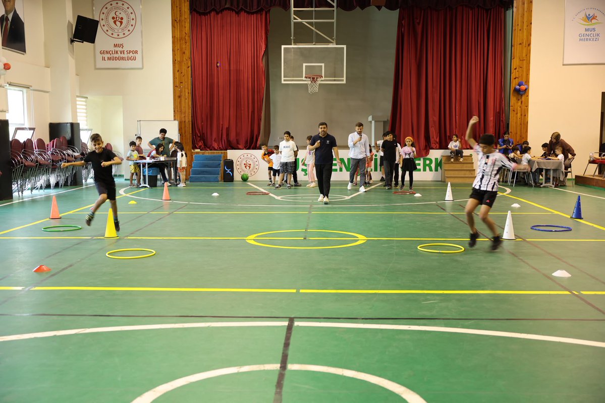 Mus_GM's tweet photo. #GSBGençlikYazKulübü, İl Müdürümüz Yusuf Kılıç’ın katılımıyla 📍Gençlik Merkezi’nde başladı. 🎳🏀🧩
Yaz boyunca çocuklarımız; spor etkinlikleri, akıl ve zekâ oyunları ile hem eğlenecek hem de yeni deneyimler kazanarak dolu dolu bir yaz geçirecek. 😊📸

#GSBGM
@OA_BAK https://t.co/vdkF62dVCn