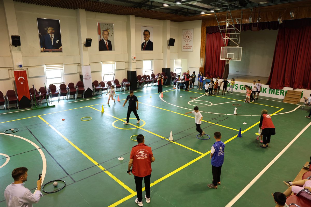 Mus_GM's tweet photo. #GSBGençlikYazKulübü, İl Müdürümüz Yusuf Kılıç’ın katılımıyla 📍Gençlik Merkezi’nde başladı. 🎳🏀🧩
Yaz boyunca çocuklarımız; spor etkinlikleri, akıl ve zekâ oyunları ile hem eğlenecek hem de yeni deneyimler kazanarak dolu dolu bir yaz geçirecek. 😊📸

#GSBGM
@OA_BAK https://t.co/vdkF62dVCn