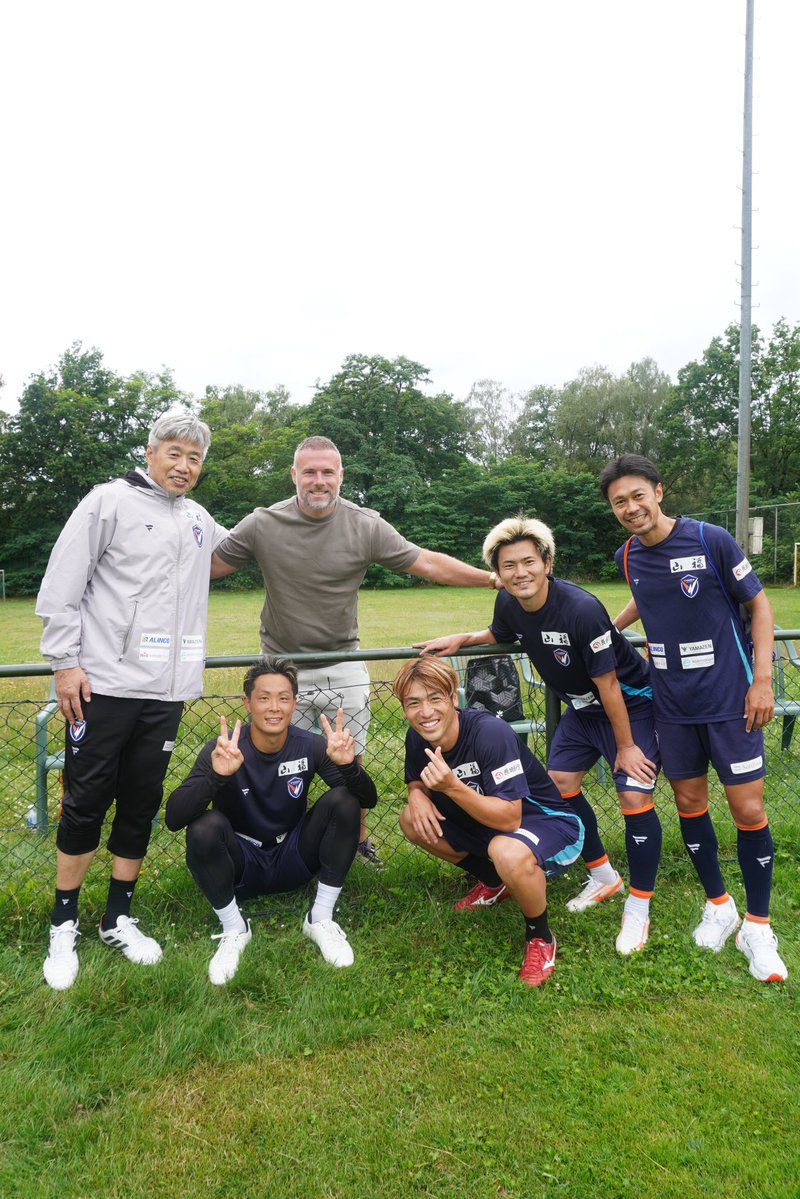 v_varenstaff's tweet photo. 🔷-𝙀𝙐𝙍𝙊𝙋𝙀 𝘾𝘼𝙈𝙋 𝟮𝟬𝟮𝟲 -🔶

"【超速報】オランダの地で再会🤝🇳🇱"

本日、2018-2019シーズンに在籍していた #ヨルディバイス さんがキャンプ地に来てくれました…😭💙🧡

#vvaren #欧州キャンプ2026 #Jリーグ https://t.co/hVMw5NgjsY