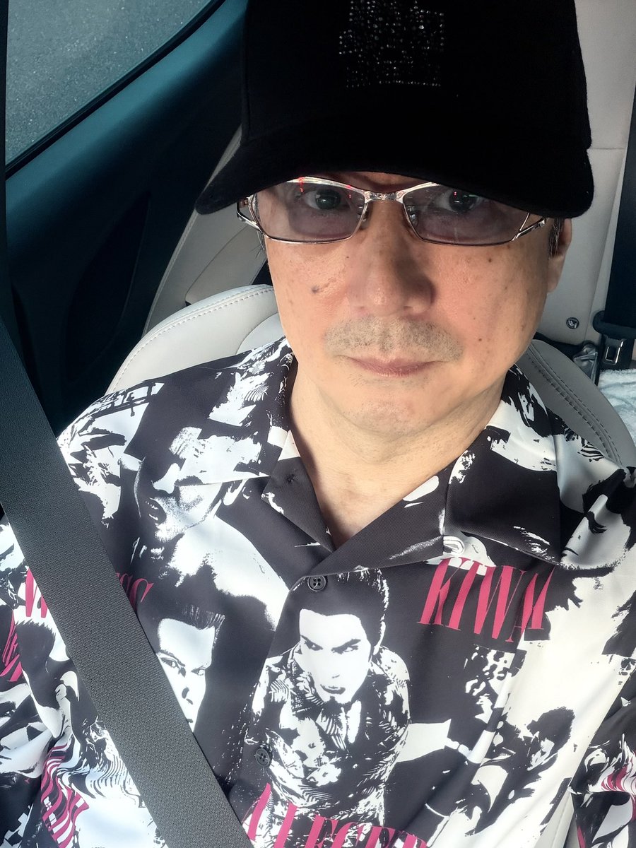 takayakuroda's tweet photo. 俺が桐生一馬シャツ着て外出するのは、チト、恥ずかしいんだけど、
気に入ってるから仕方ないんだよ！ https://t.co/E595mYyHpk