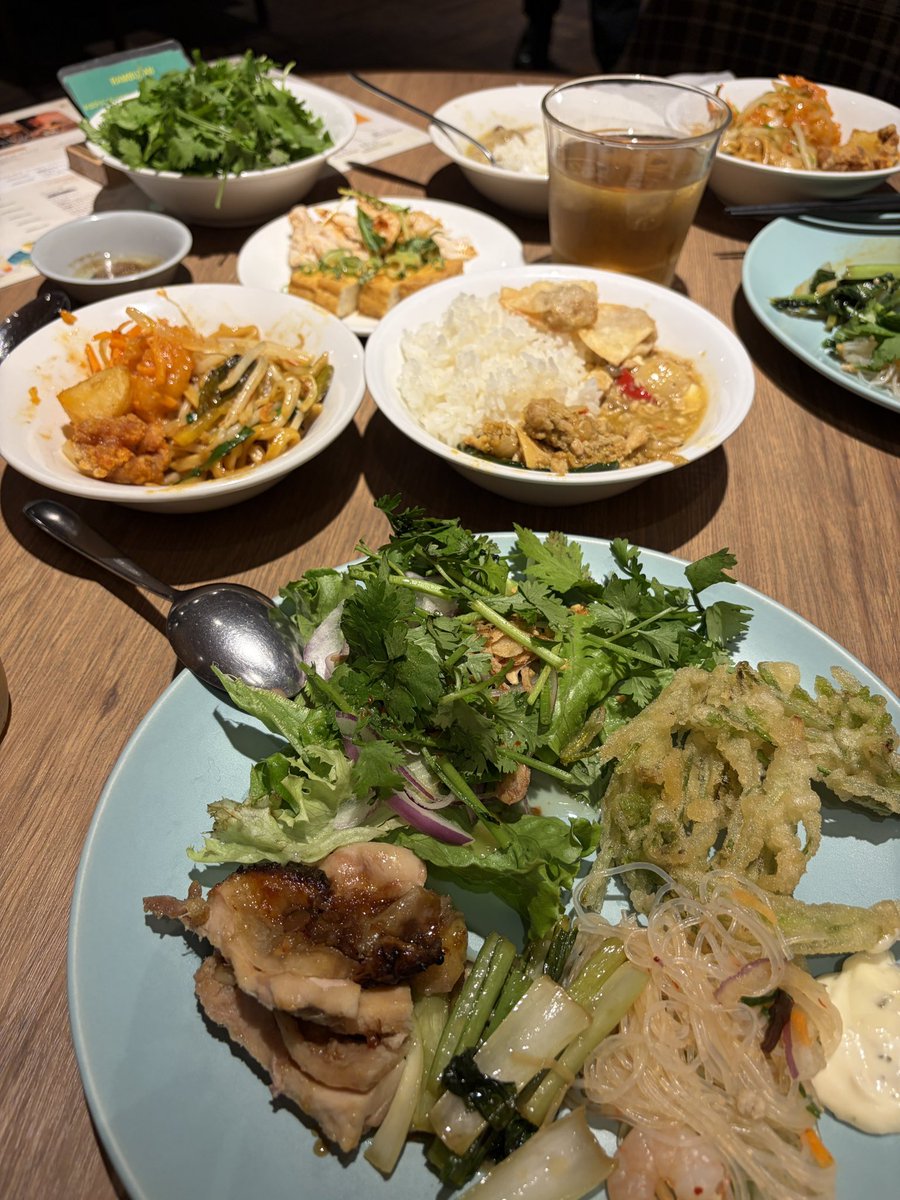 PzT1_'s tweet photo. パクチー盛り放題夢のアジアンブュッフェに行ってきた ガチ天国 https://t.co/asTen2sNjB