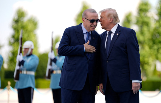 sandro_pozzi's tweet photo. Erdogán agradece en la apertura de la cumbre a España por las baterías Patriot que desplegó en Turquía para interceptar los misiles de Irán. "La unidad se refleja en la seguridad", comenta en un llamamiento a los aliados a elevar el gasto militar para mantener intacto el bloque https://t.co/1ChIiVroku