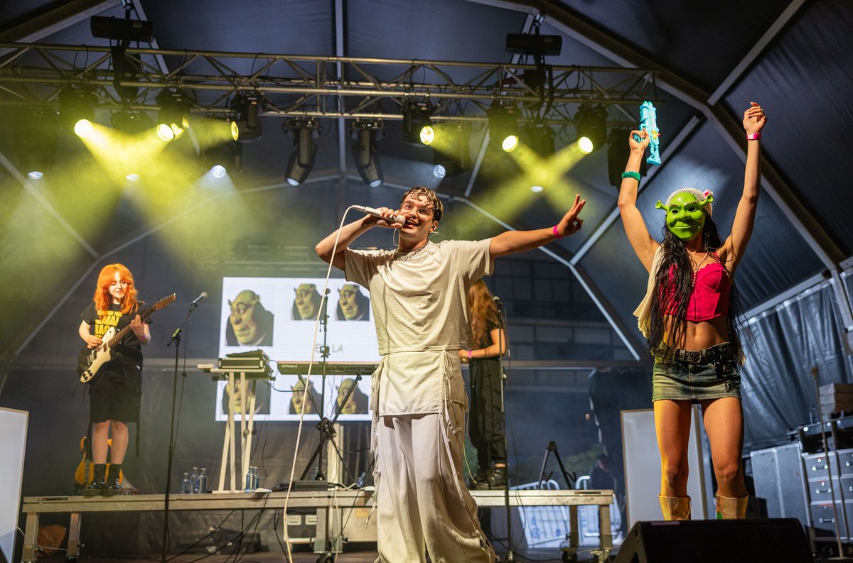atlantic_pride's tweet photo. Montedapena (@montedapena) chegou directo ao peito e sen moita diplomacia. Cancións físicas, crítica social e festa con resaca ideolóxica.
#AtlanticPride2026 #OrgullodoNorte #Culturadevivir #ConcertosdoXacobeo #DACCultura https://t.co/YK3amzQ4ch