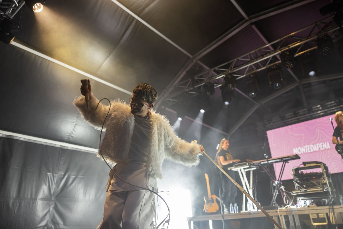 atlantic_pride's tweet photo. Montedapena (@montedapena) chegou directo ao peito e sen moita diplomacia. Cancións físicas, crítica social e festa con resaca ideolóxica.
#AtlanticPride2026 #OrgullodoNorte #Culturadevivir #ConcertosdoXacobeo #DACCultura https://t.co/YK3amzQ4ch