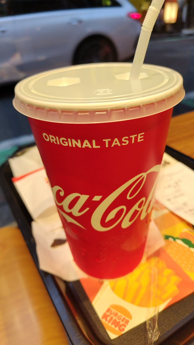 kbou17's tweet photo. バーガーキングで久々にどデカドリンクのカップ見た。 https://t.co/PwQAmuYsLG