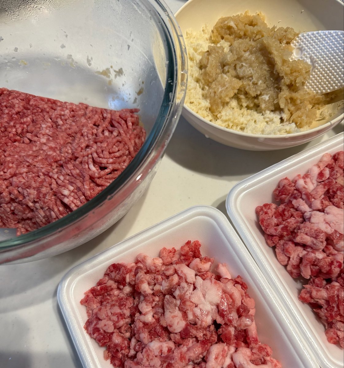 balbasbow's tweet photo. ハンバーグを作ります
在宅勤務の昼休みに玉ねぎ炒めてた
粗挽き肉初めて入れるわ https://t.co/vf6uDbXwYV