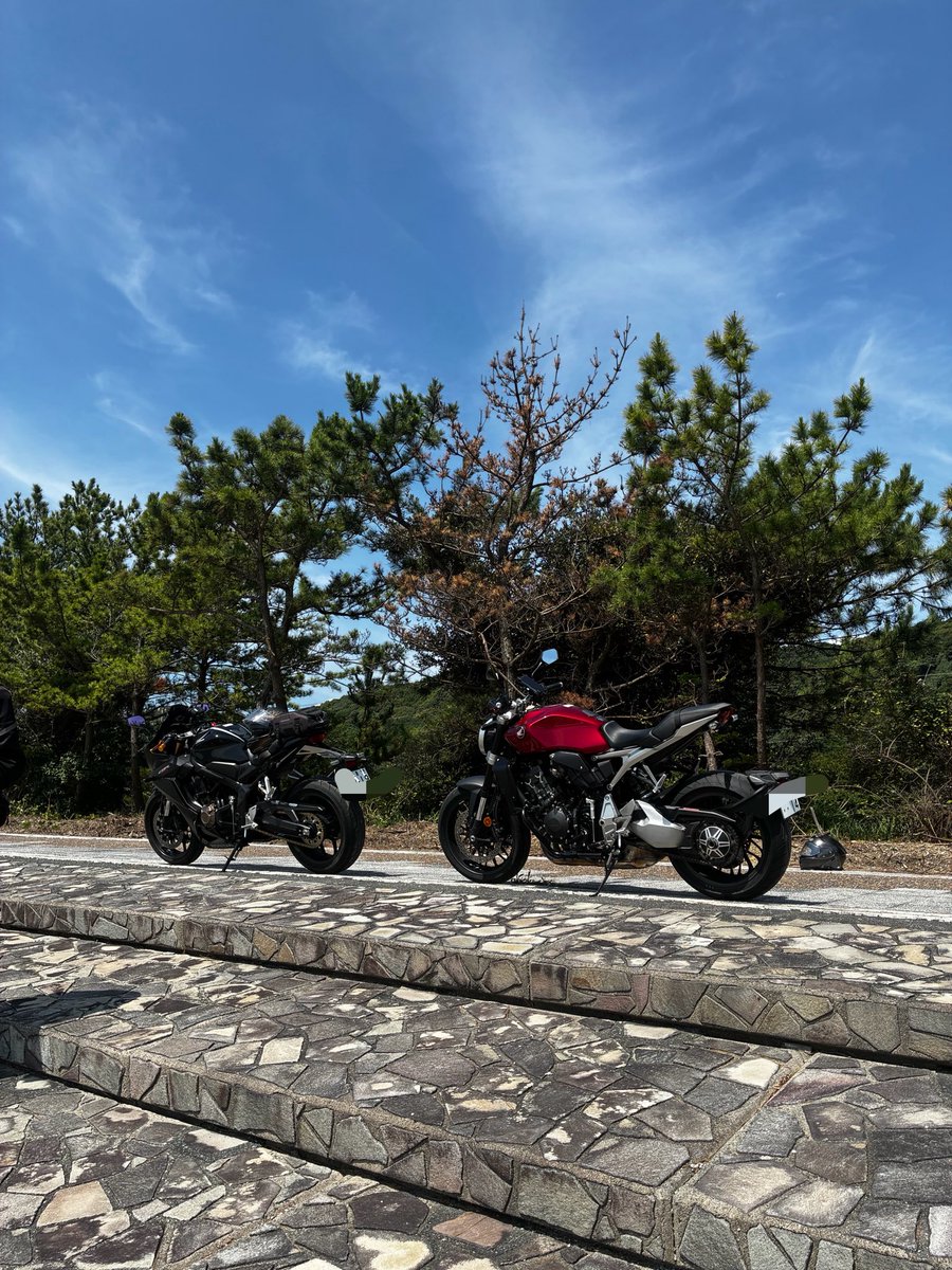 khiro50879744's tweet photo. 今日は昨日のツーリングプランを使って先輩と御前崎〜浜名湖方面まで行ってきました‼️ 海は良いですね（湖も）🙆
昨日から合計950キロ以上走って、流石にヘロヘロです〜💦
早目に帰宅して、既にお風呂上がって横になってます。
体力を回復しなければ〜✨ https://t.co/irmoueRGtL