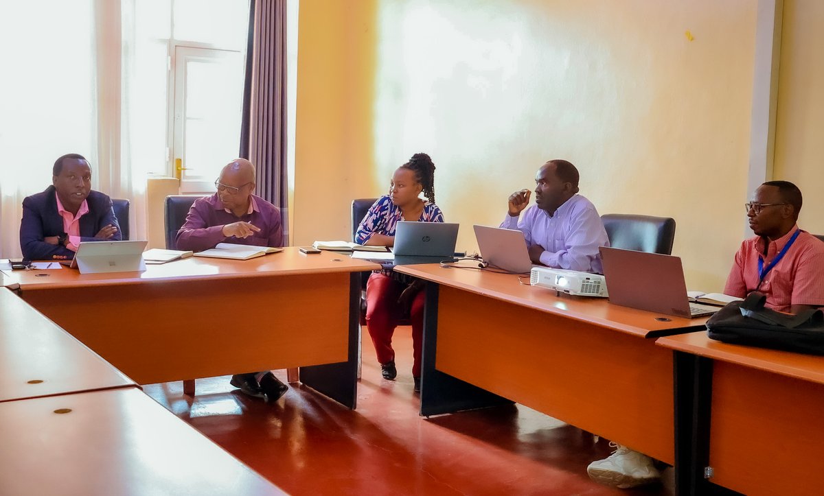 MusanzeDistrict's tweet photo. Uyu munsi, Visi Meya ushinzwe Imibereho Myiza @TheoKayiranga yayoboye inama ya Komite ishinzwe ubuzima ku rwego rw'Akarere, #DMHT, yateguwe mu rwego rwo gusuzuma no gusesengura uko ibikorwa bya DHMT n'ibipimo by'Ubuzima bihagaze mu Karere ka Musanze mu gihembwe cya 4, 2025-2026. https://t.co/HOrRhY3WpD