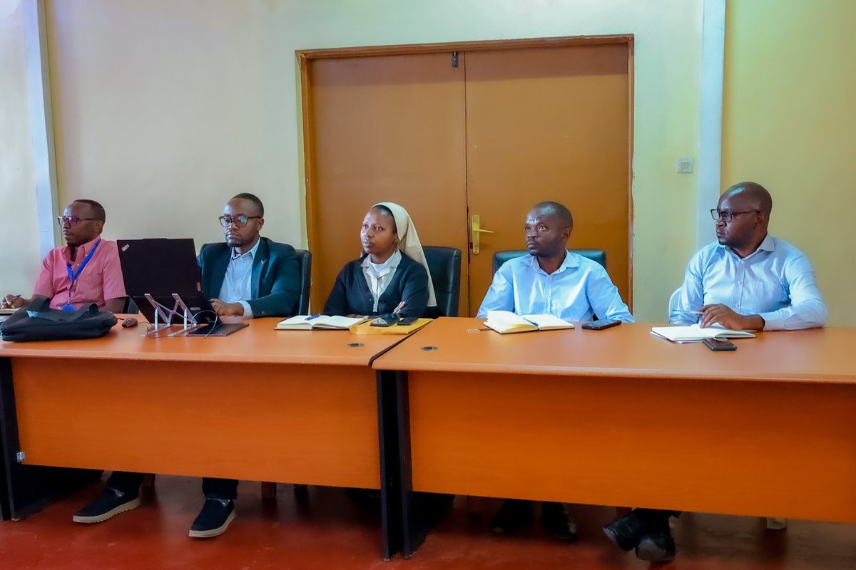 MusanzeDistrict's tweet photo. Uyu munsi, Visi Meya ushinzwe Imibereho Myiza @TheoKayiranga yayoboye inama ya Komite ishinzwe ubuzima ku rwego rw'Akarere, #DMHT, yateguwe mu rwego rwo gusuzuma no gusesengura uko ibikorwa bya DHMT n'ibipimo by'Ubuzima bihagaze mu Karere ka Musanze mu gihembwe cya 4, 2025-2026. https://t.co/HOrRhY3WpD