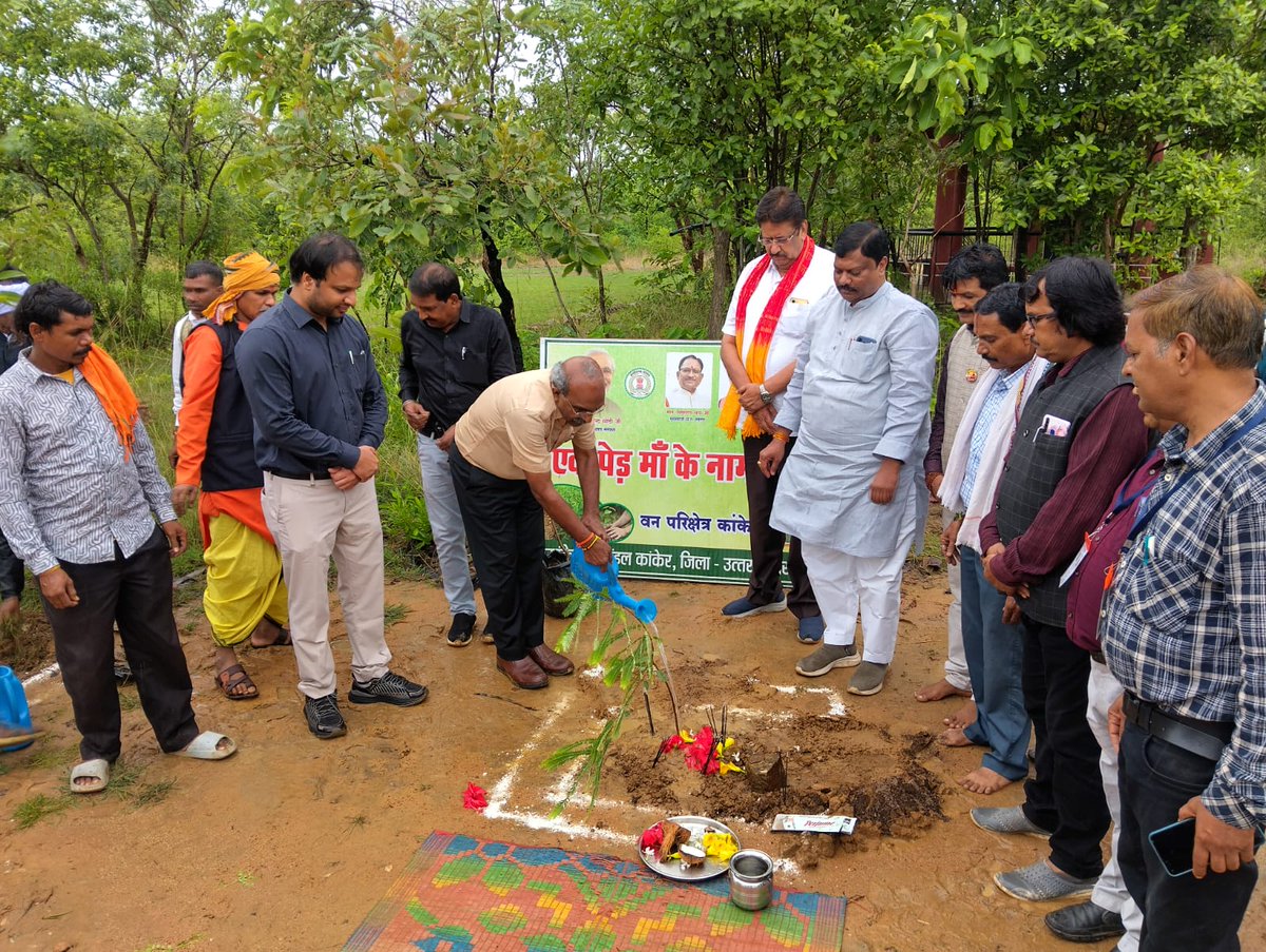 smpbcg's tweet photo. कांकेर के माकड़ी जैव विविधता पार्क में बोर्ड अध्यक्ष विकास मरकाम एवं उपाध्यक्ष अंजय शुक्ला ने किया गया औषधीय पौधों का रोपण.....
#Herbal #1lakhincome #1acre #doubleincome #WomenEmpowerment #AromaticPlantsCultivation #MedicinalPlantsCultivation #Agriculture #ChhattisgarhForest https://t.co/OvVNLX9eEs