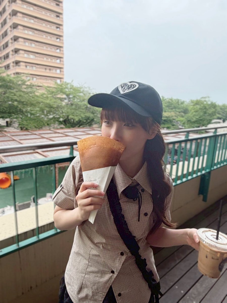 kurumi_takase's tweet photo. クレープ食べてたら、母が写真を撮ってくれていたようで、、、

もう片方の手で持っているカフェオレをもっとおしゃれに持てないのかと、手を掴まれて動かされました。笑

でも結局、母も私も一緒にいた妹も、どう持つのが正解かわからなかったです笑笑 https://t.co/m7efsBFFbR