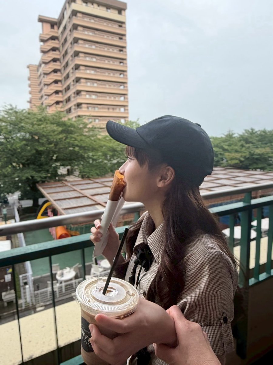 kurumi_takase's tweet photo. クレープ食べてたら、母が写真を撮ってくれていたようで、、、

もう片方の手で持っているカフェオレをもっとおしゃれに持てないのかと、手を掴まれて動かされました。笑

でも結局、母も私も一緒にいた妹も、どう持つのが正解かわからなかったです笑笑 https://t.co/m7efsBFFbR