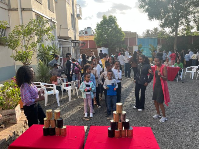 AFAsmara's tweet photo. [Retour sur]🤩La fête à l'AFA🤩
🥳samedi dernier, étudiants et amis de l'AFA ont joué ensemble dans notre jardin. Au menu, chamboule-tout, pêche aux canards, jeux d'adresse, pétanque et crêpes !
Un grand merci aux professeurs d'avoir été des maitres de jeux aussi enthousiastes ! https://t.co/Xr3TPkEeRP