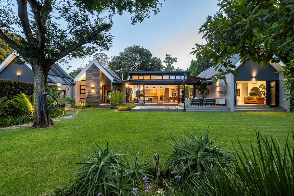 XekiHlongwane's tweet photo. 📍Stoeplife Estate in Equestria
🫰🏾R4,980,000
🏠345m²
📐 974m² https://t.co/bPRHZeRTV4