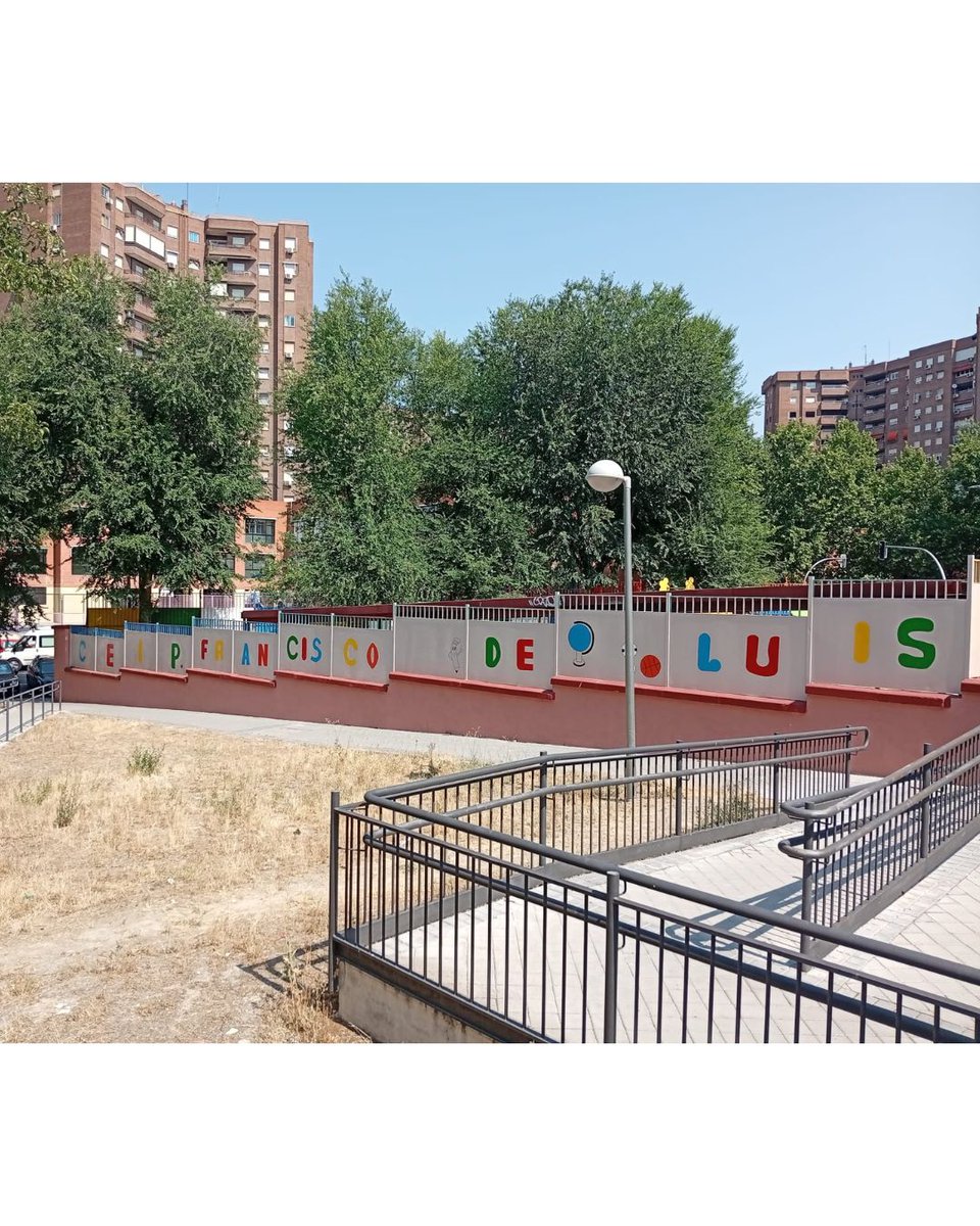 udcmoratalaz's tweet photo. 🎨🏫 Estamos recuperando las chapas del perímetro exterior del CEIP Francisco de Luis con una intervención artística que incluirá elementos decorativos y el nombre del centro.

✨ Aún faltan los últimos retoques, pero... ¡ya está quedando precioso! https://t.co/y46yV9Ga72