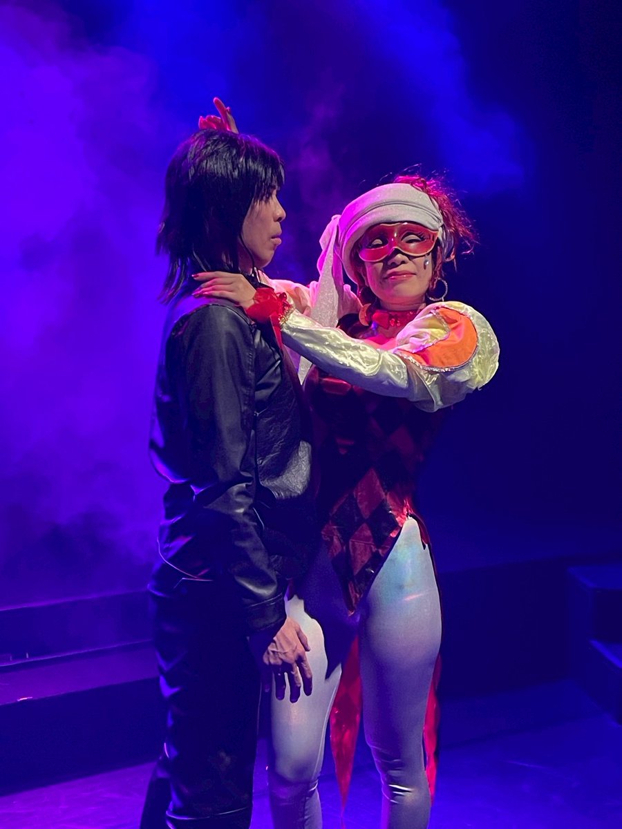 ososkun's tweet photo. #シアターOM
舞台版『#からくりサーカス』第18巻
〈こぼれ話⑥〉

コロンビーヌvs鳴海

左手で打つはずの劈拳を右手で打ってしまった回があった>⁠.⁠<

しかしコロンビーヌはいつも通りに掌をペロリと舐めてくれました😆

#からくりOM https://t.co/OiGQOMaL00